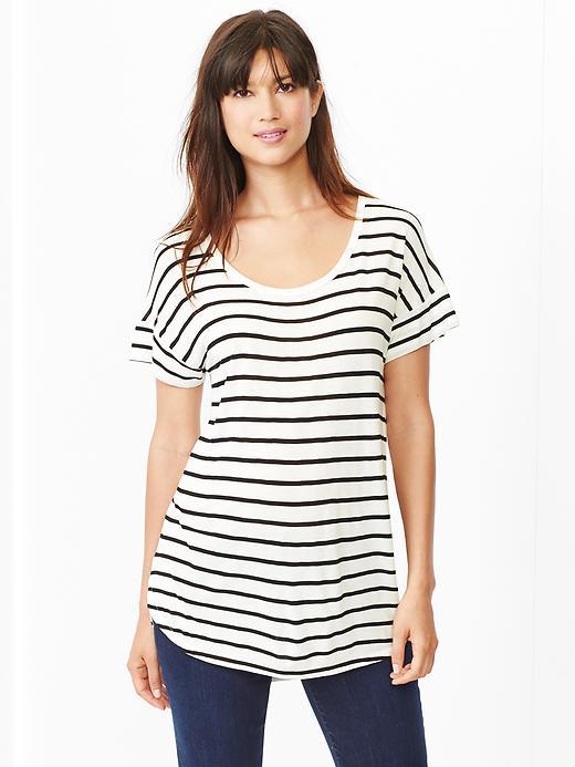 https://cdn.lookastic.com/white-and-black-horizontal-striped-crew-neck-t-shirt/fluid-stripe-shirttail-tee-original-183233.jpg