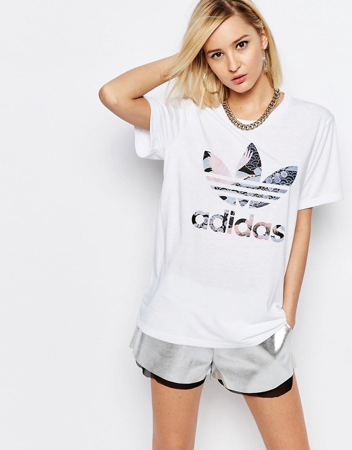 Waarschijnlijk Verbeteren Discriminatie op grond van geslacht adidas Originals Rita Ora Oversized T Shirt With Trefoil Logo In Elegant  Print, $50 | Asos | Lookastic