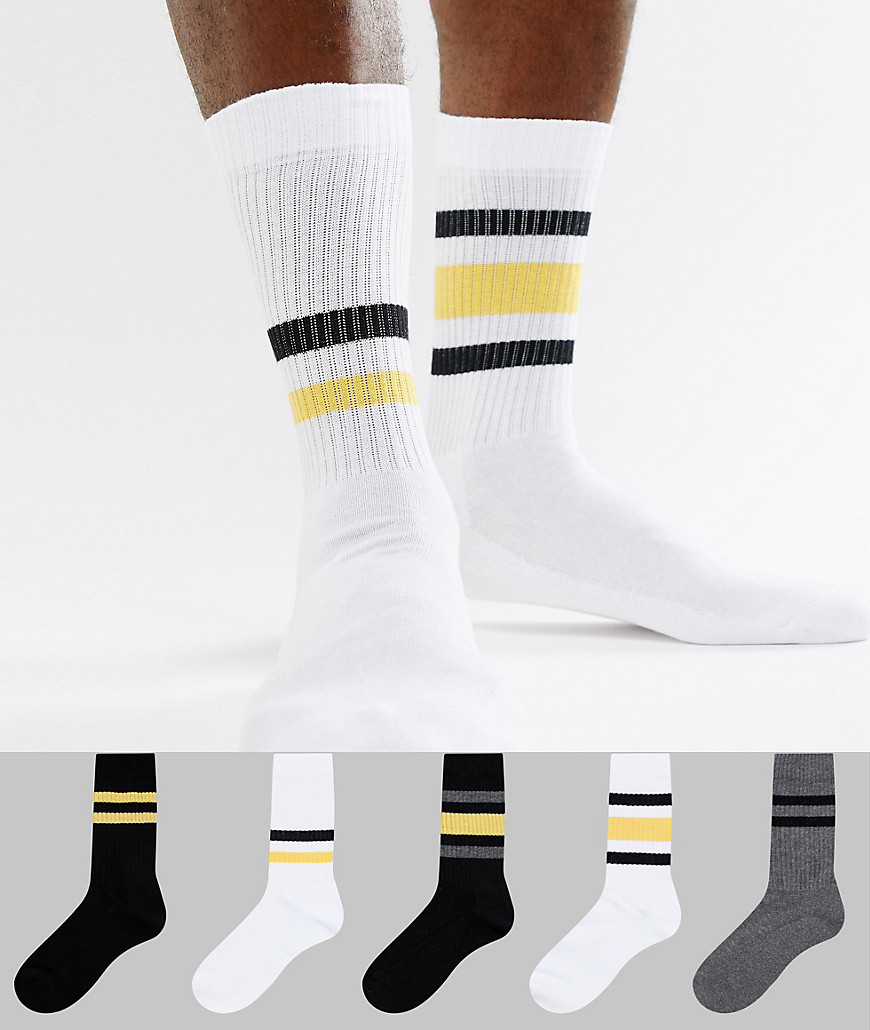 YELLOW SOCKS – MONOCHROME