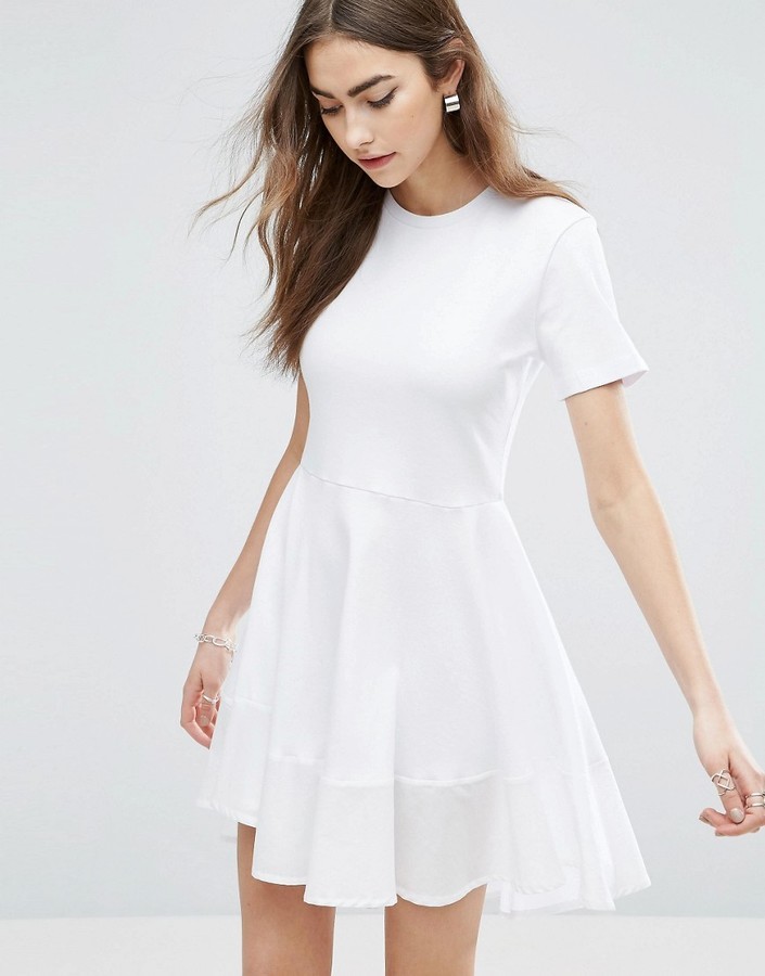Белое короткое платье с рукавами