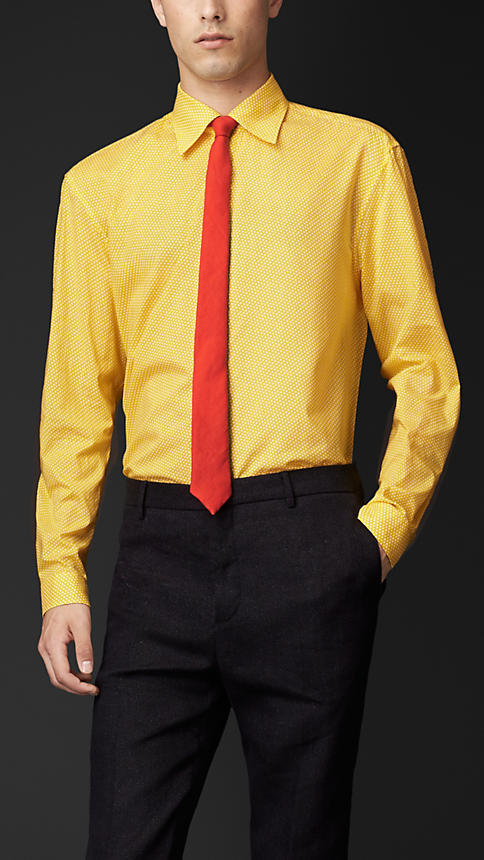 Желтая рубашка с галстуком